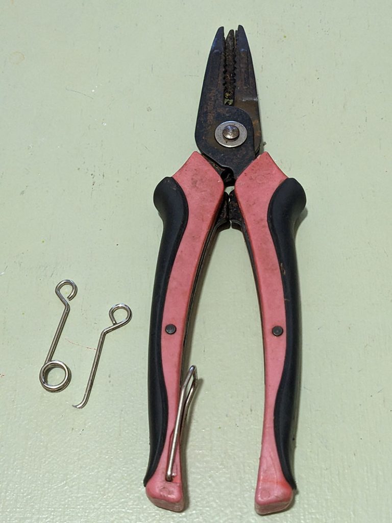 broken spring of Darlac cut-n-hold snips.